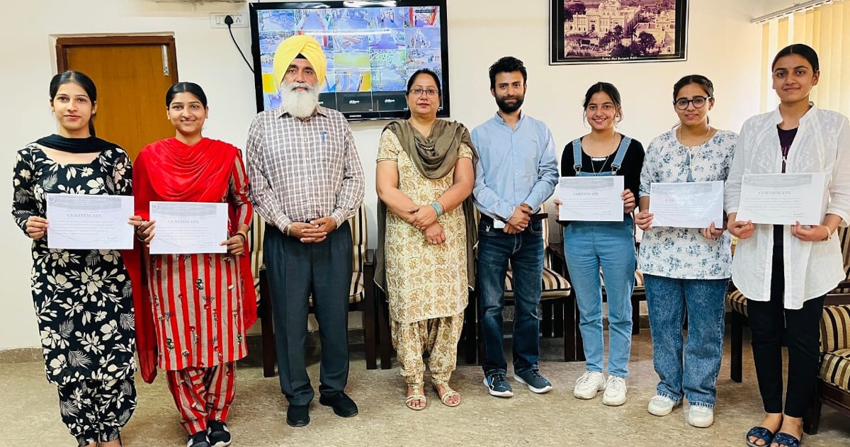 Khalsa College BCA students presented research papers in a seminar held in Nashik
